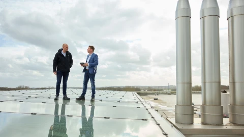 mannen aan het overleggen op plat dak