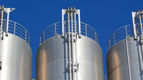 Een tank op een industrieplek