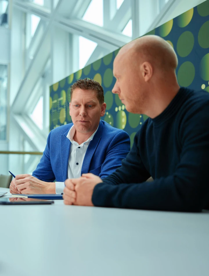 mannen aan het overleggen