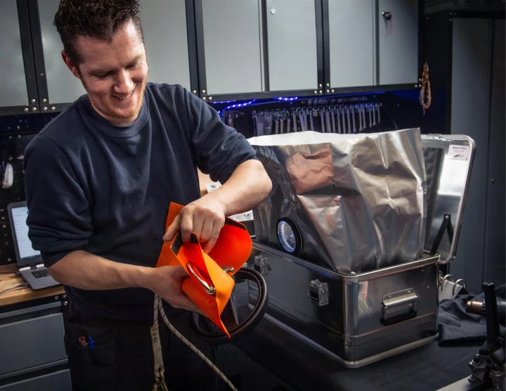 lachende man met gereedschap vast