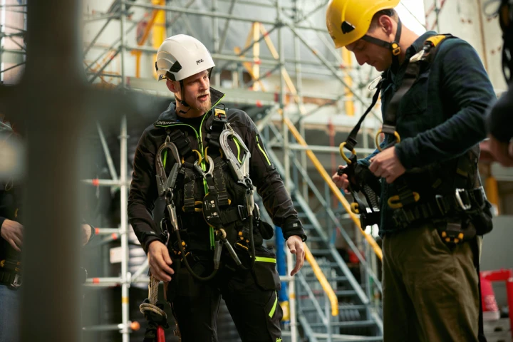 mannen aan het praten met harnas aan en helm op