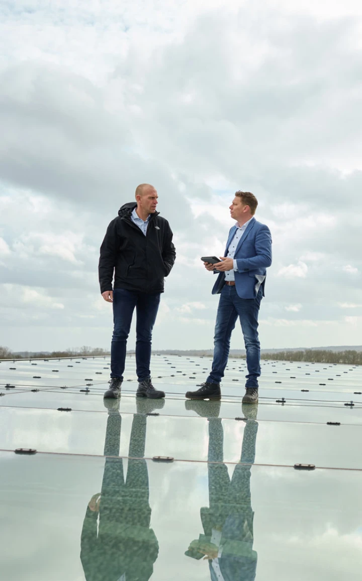 twee mannen aan het overleggen op plat dak