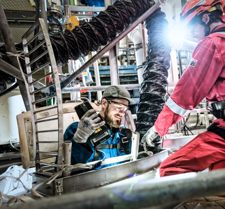 mannen met helm en harnas bij mangat