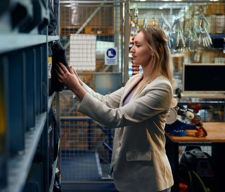 vrouw in magazijn met veiligheidsspullen