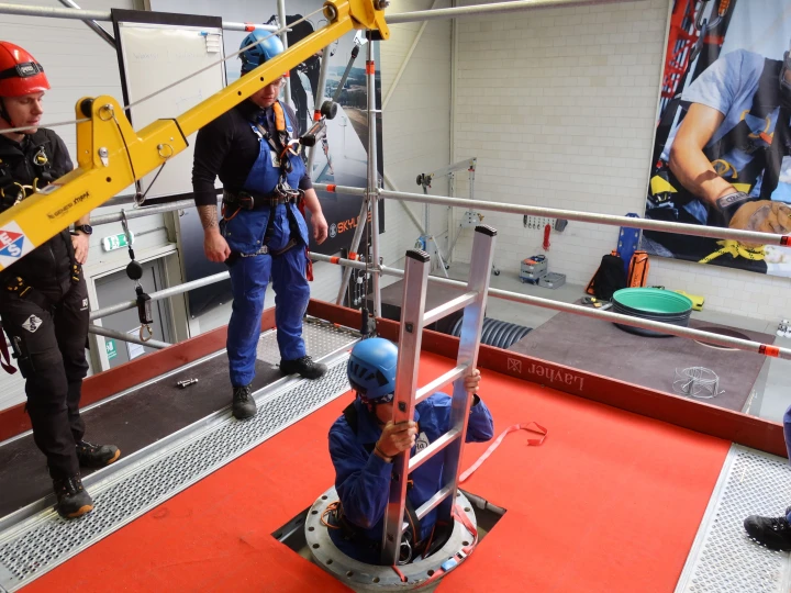 mannen die oefenen met besloten ruimte met harnas en helm