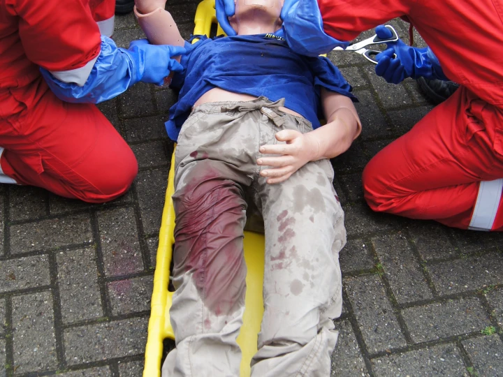 mannen die man op brancard redden met pakken aan