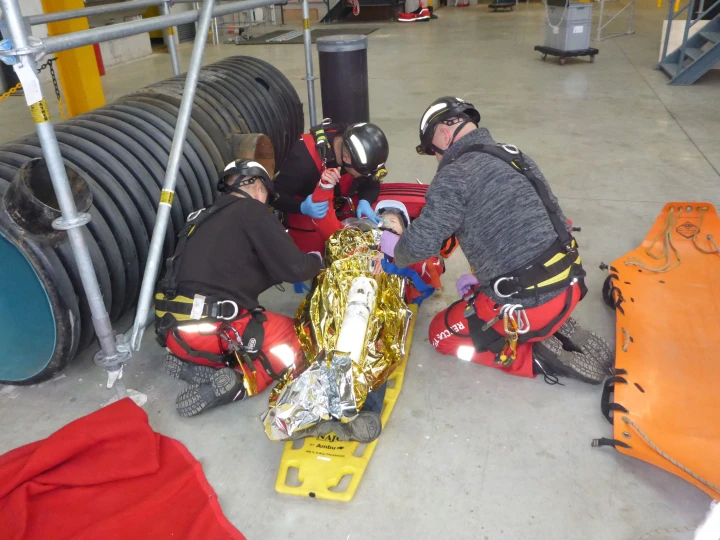 personen die persoon helpen op brancard