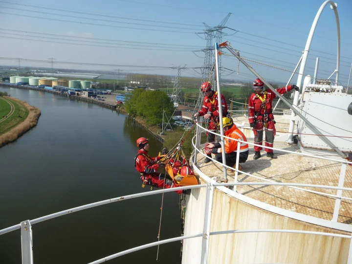 mannen op dak aan het redden met brandcard